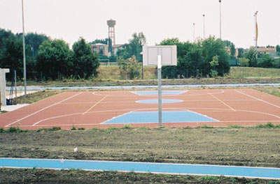 Campo basket con pavimentazione sintetica