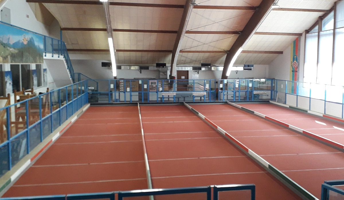 Ristrutturazione dei campi da bocce a Predazzo (TN): applicazione di resina poliuretanica e granuli EPDM rossi