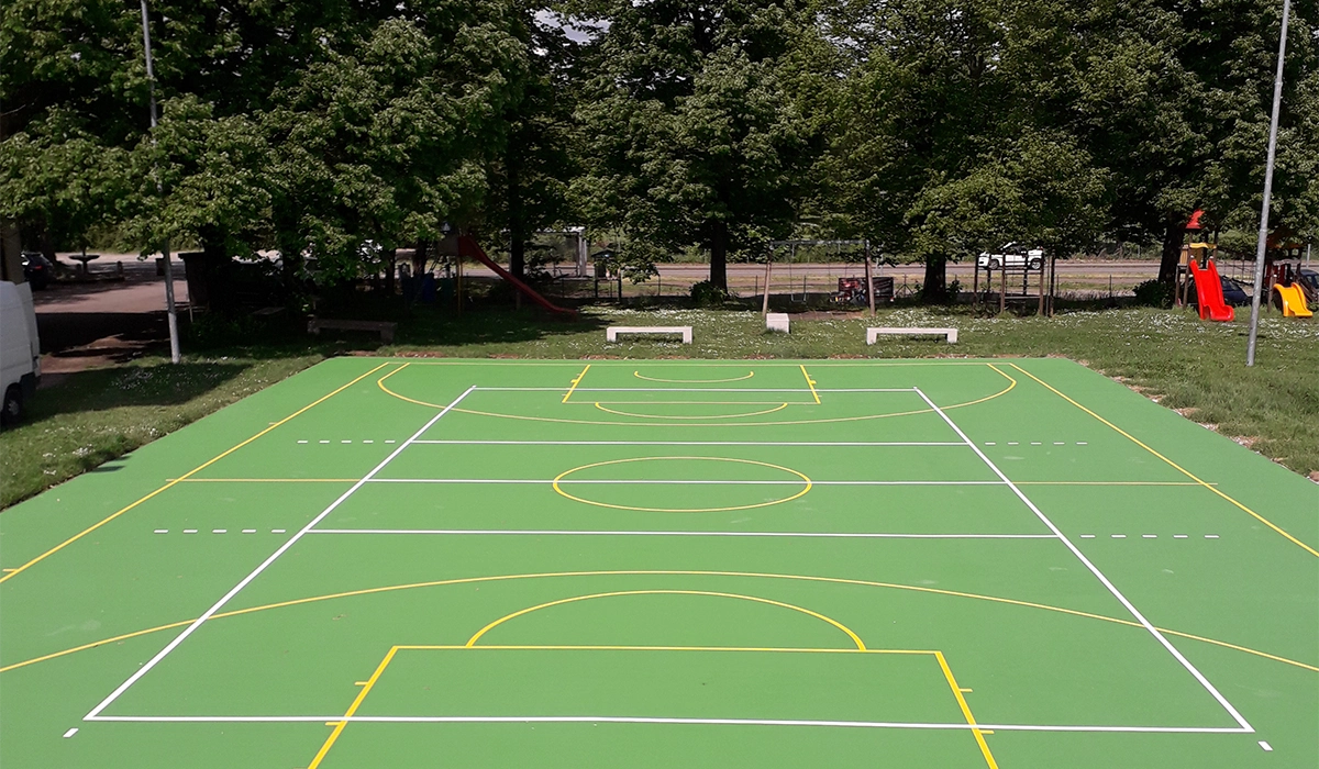 Realizzazione di campo polivalente basket e pallavolo presso la Parrocchia di San Bartolomeo a Reggio Emilia. Pavimentazione sportiva in resina resistente, sicura e ideale per attività ludiche e sportive all’aperto.